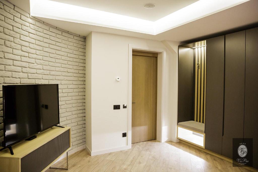 TV a/nebo společenská místnost v ubytování VisPas Hotel
