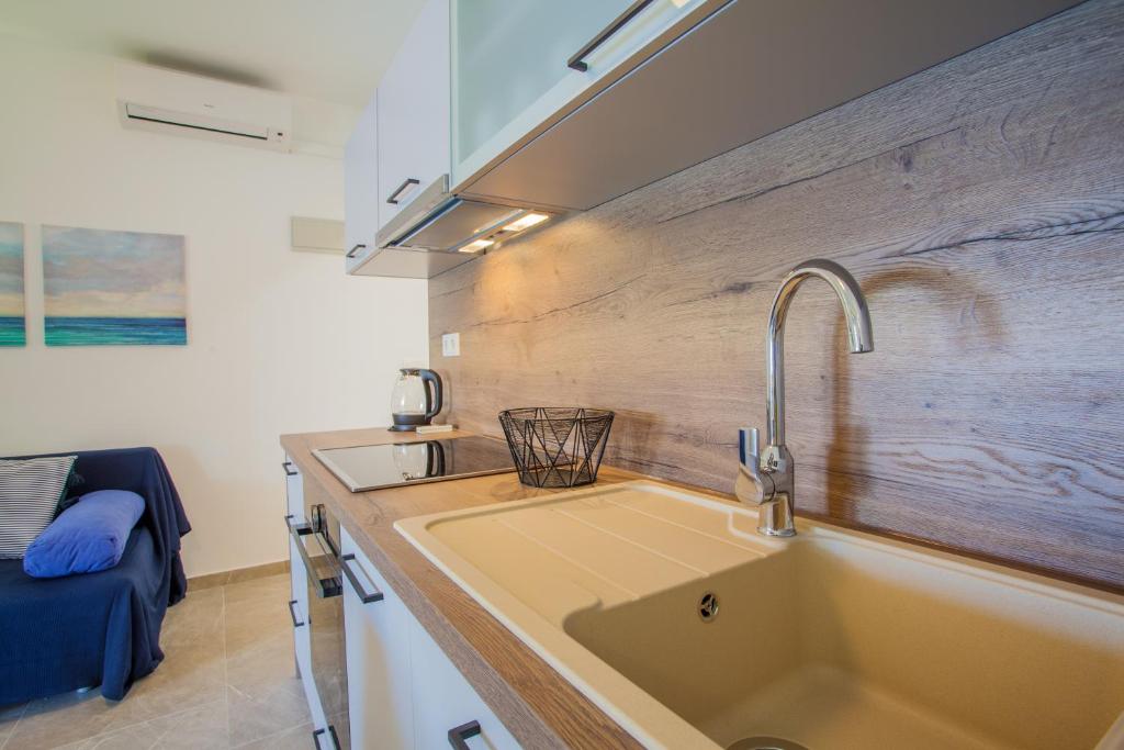 Kuchyň nebo kuchyňský kout v ubytování Apartmani Komešić