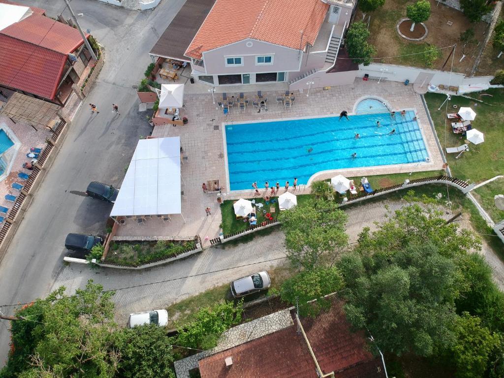 Bazén v ubytování Dominoes Corfu nebo v jeho okolí