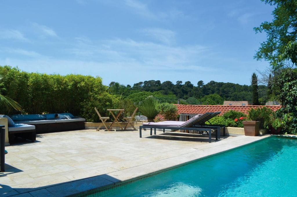 einen Hinterhof mit einem Pool und einer Terrasse in der Unterkunft Les Terrasses de Castelnau in Castelnau-le-Lez