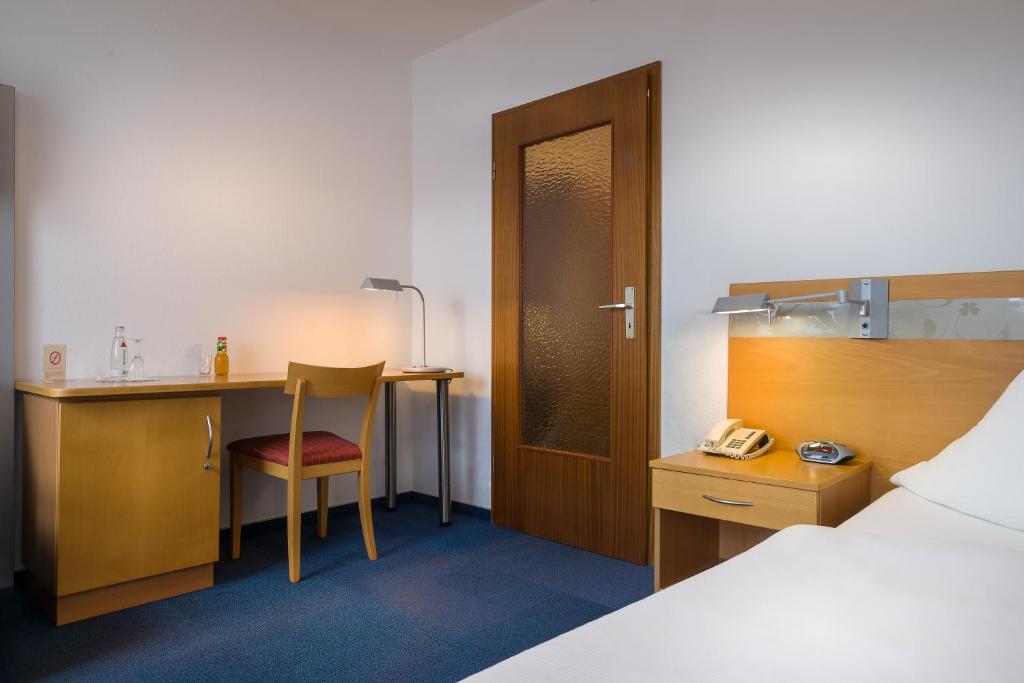Postel nebo postele na pokoji v ubytování acora Karlsruhe Zentrum Living the City