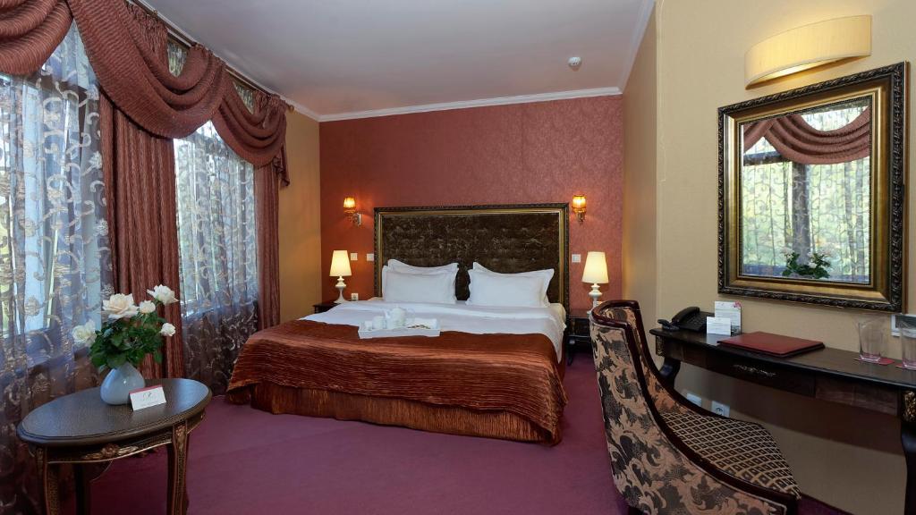 Un pat sau paturi într-o cameră la Kristel Hotel
