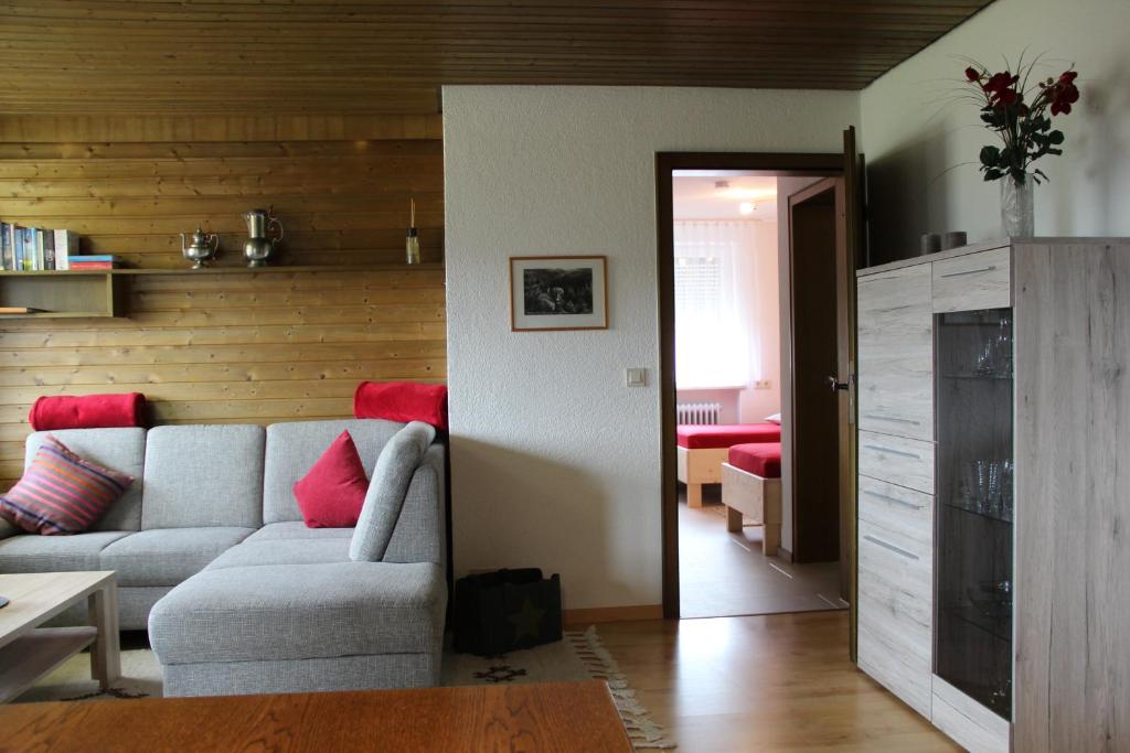 ein Wohnzimmer mit einem Sofa und einem Tisch in der Unterkunft Ferienwohnung Haus am Dürrberg "St. Barbara" in Warmensteinach