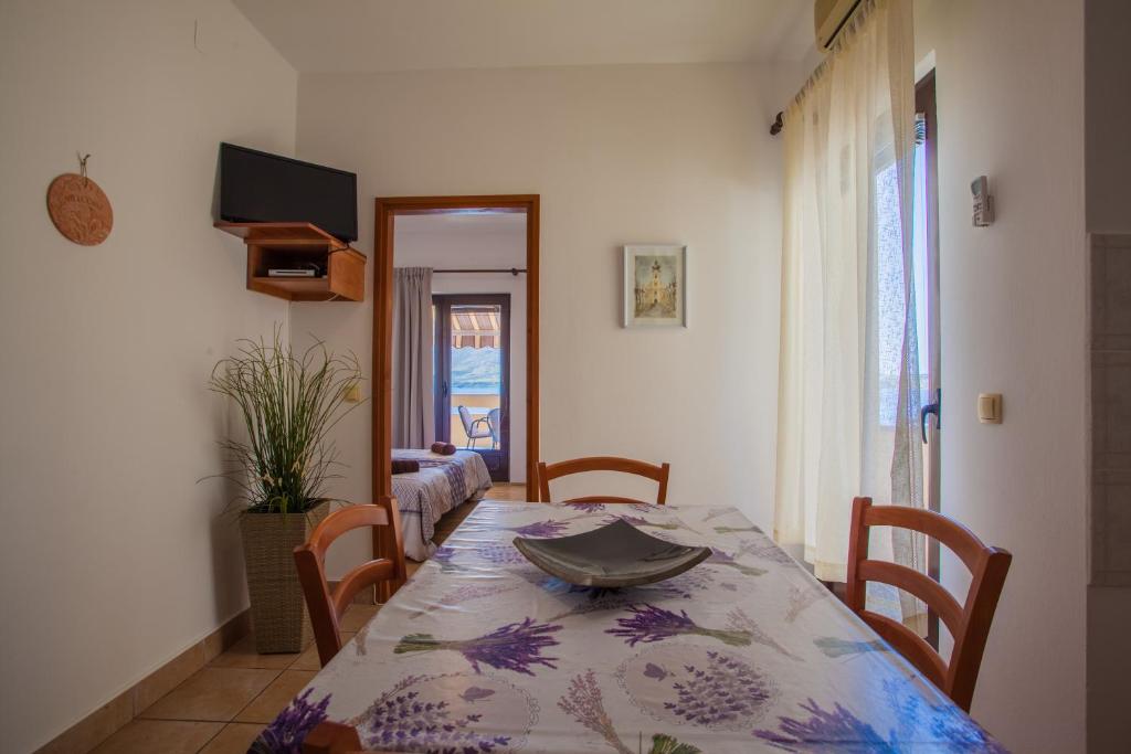 TV a/nebo společenská místnost v ubytování Apartmani Komešić