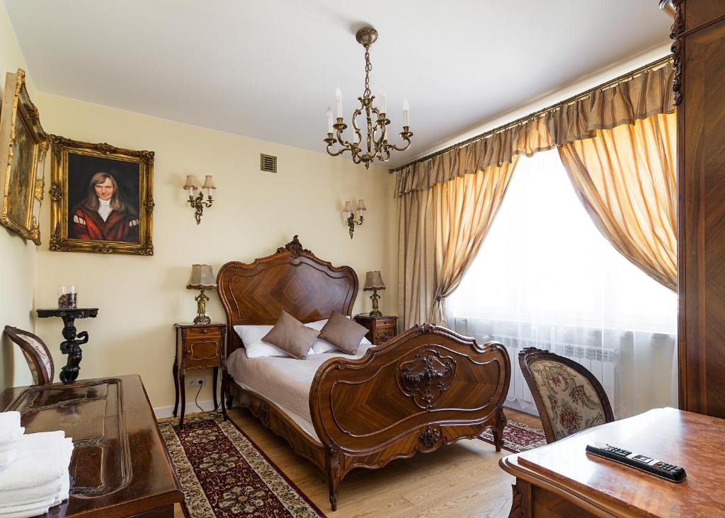 sypialnia z łóżkiem, biurkiem i oknem w obiekcie At the Fountain Apartment w Warszawie
