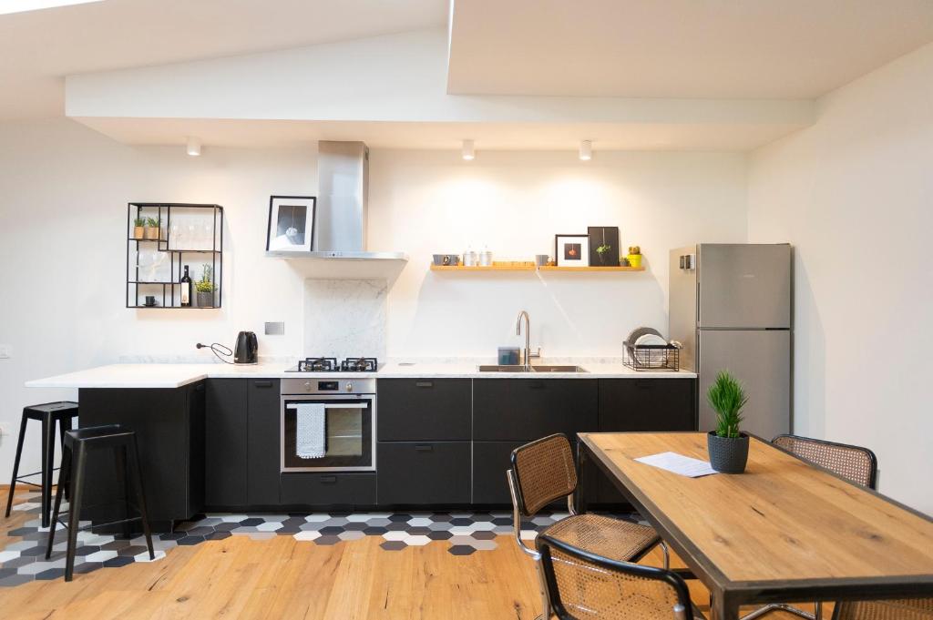 kuchnia ze stołem i lodówką w obiekcie Gualchierina apartment w mieście Prato