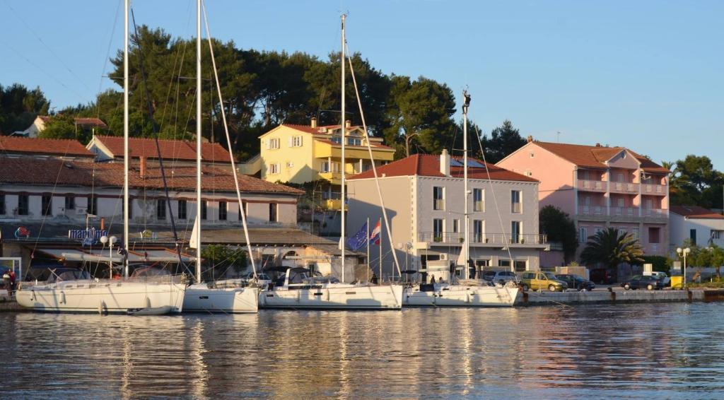 un grupo de barcos están atracados en un puerto en Stone House Buljanovic, en Sali