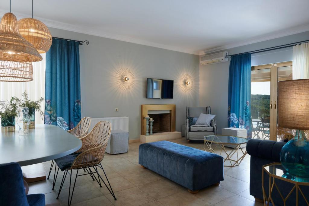 TV a/nebo společenská místnost v ubytování Artblue Villas