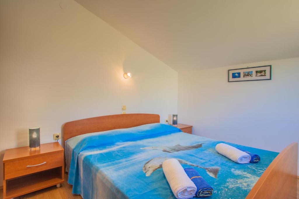 Postel nebo postele na pokoji v ubytování Apartmani Komešić