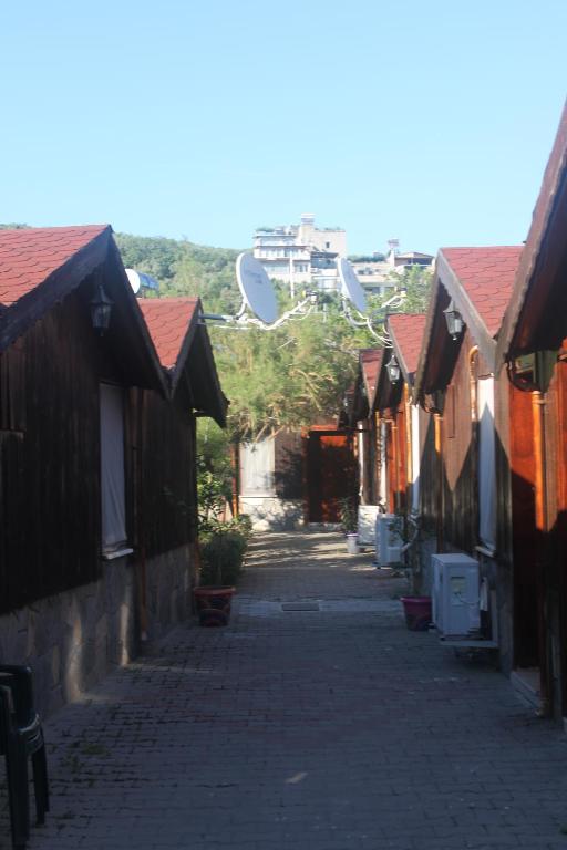 un callejón con casas y techos en una ciudad en Huzur Pansiyon ve Cay Bahcesi, en Bursa