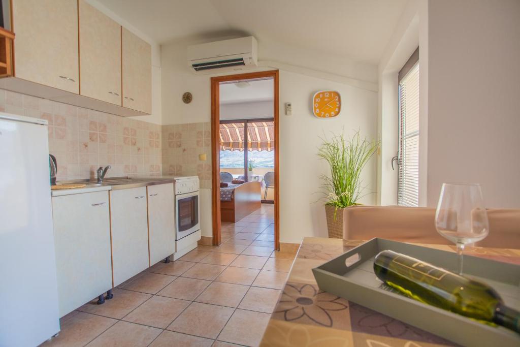 Kuchyň nebo kuchyňský kout v ubytování Apartmani Komešić