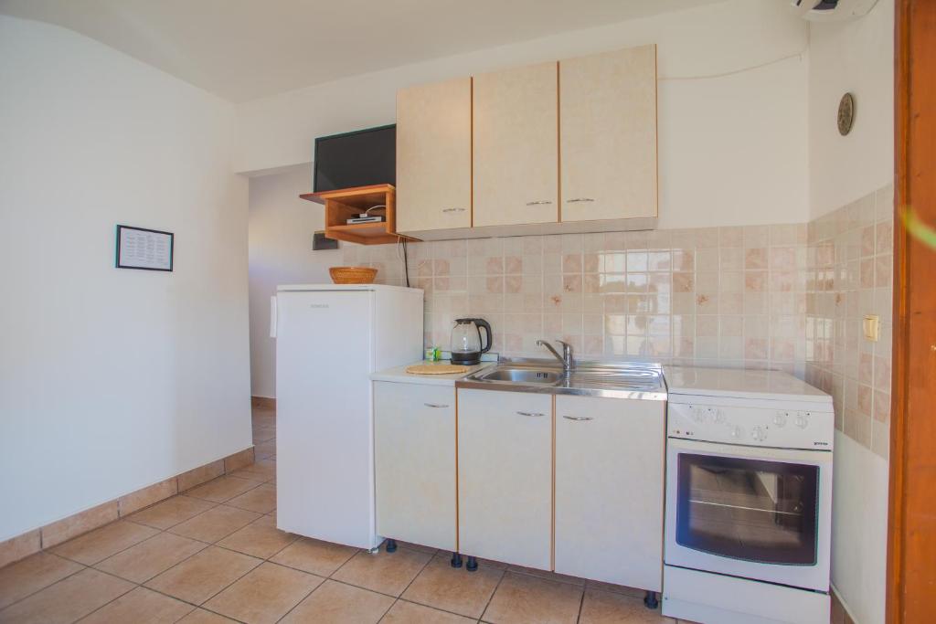 Kuchyň nebo kuchyňský kout v ubytování Apartmani Komešić