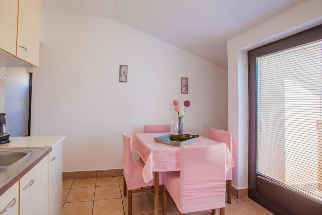 Kuchyň nebo kuchyňský kout v ubytování Apartmani Komešić