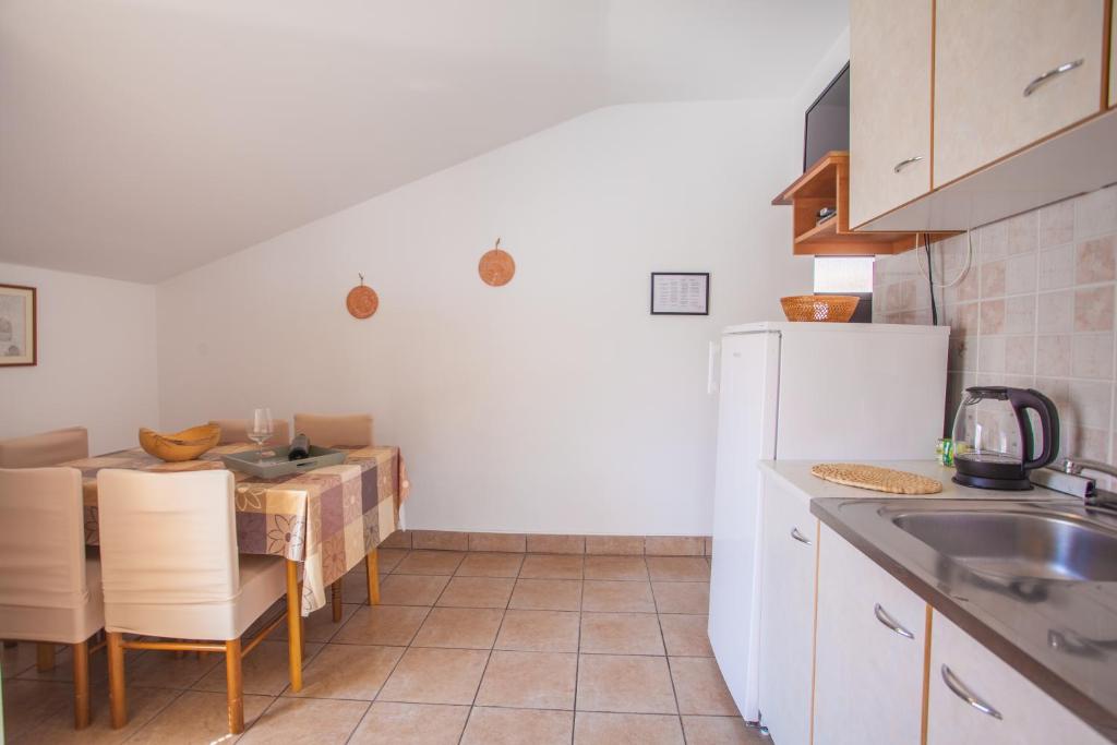 Kuchyň nebo kuchyňský kout v ubytování Apartmani Komešić
