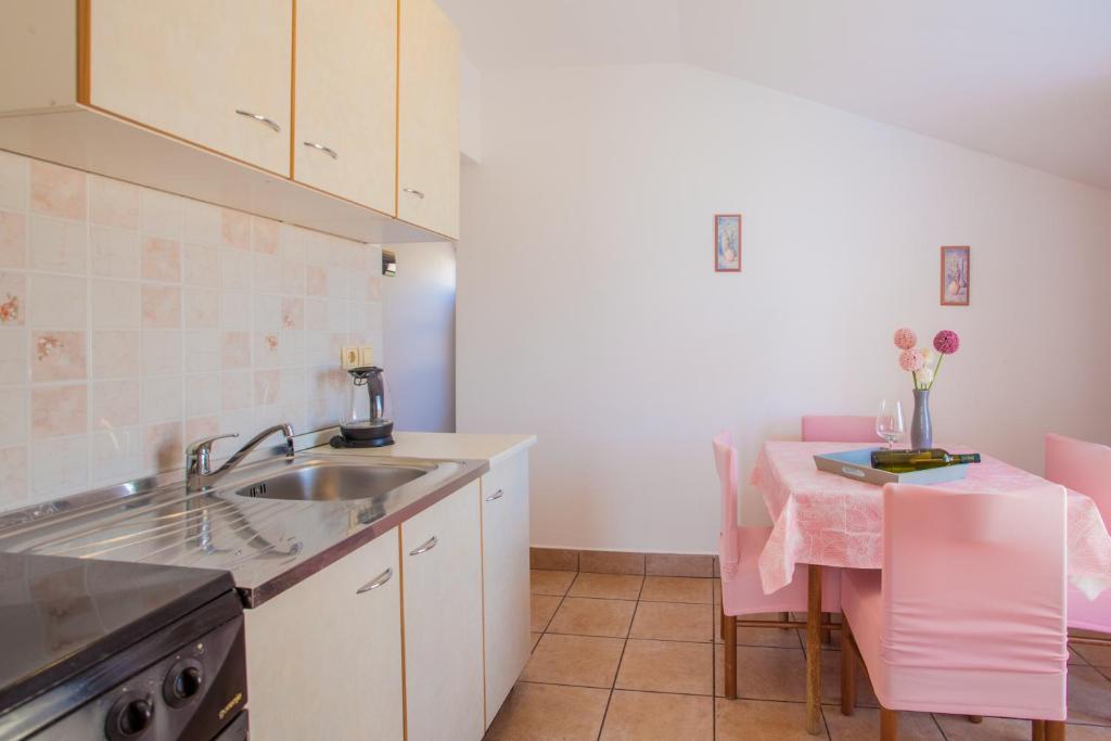 Kuchyň nebo kuchyňský kout v ubytování Apartmani Komešić