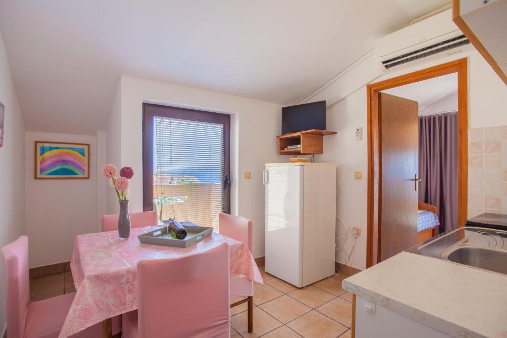 Kuchyň nebo kuchyňský kout v ubytování Apartmani Komešić