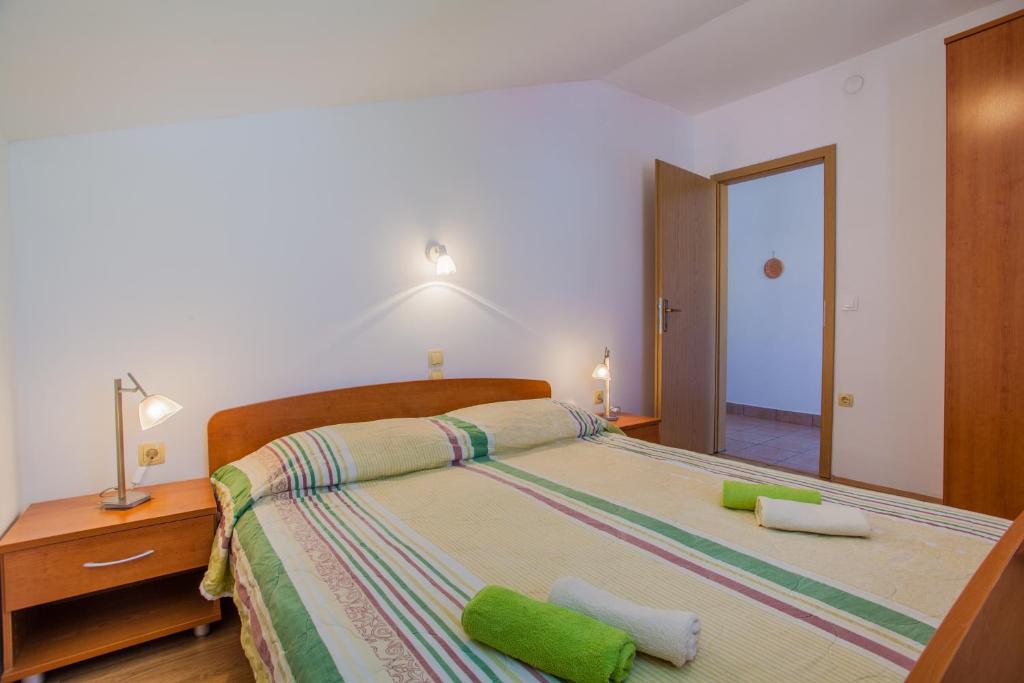 Postel nebo postele na pokoji v ubytování Apartmani Komešić