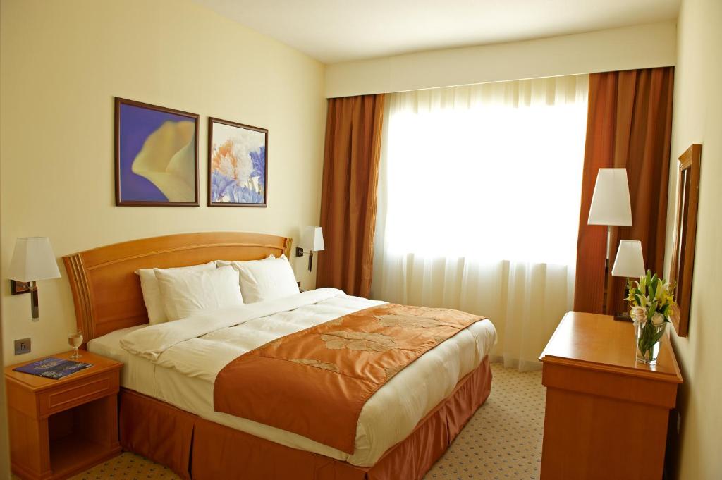 Postel nebo postele na pokoji v ubytování Golden Tulip Sharjah