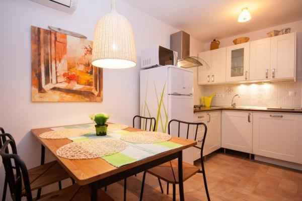 Kuchyňa alebo kuchynka v ubytovaní Apartments Mediteranea