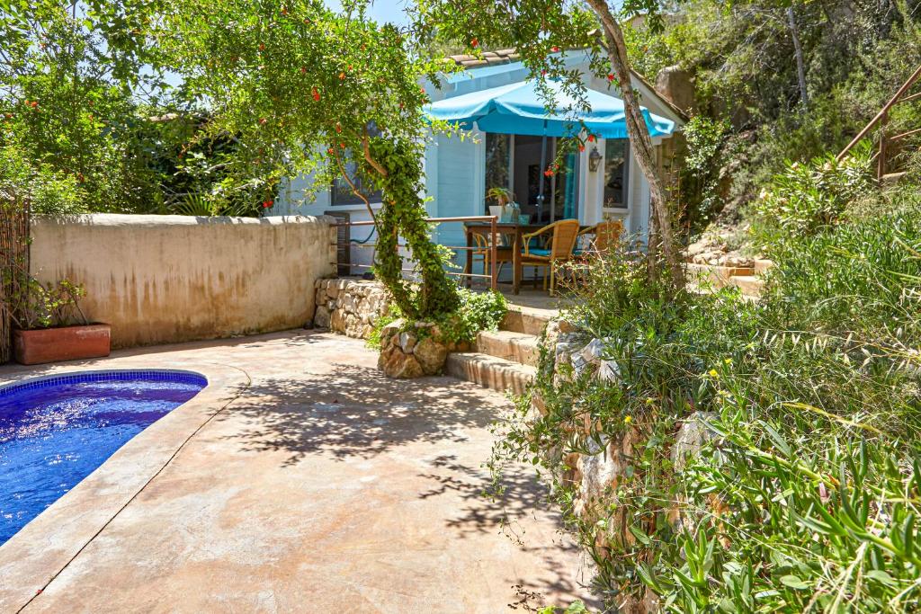 カニェレスにあるCasa Granada at Masia Nur Sitges, with private pool and adults onlyの庭にスイミングプールがある家