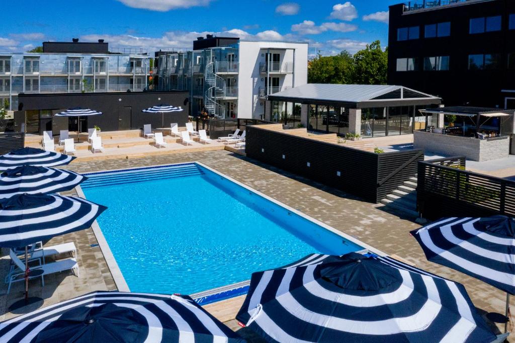Bazén v ubytování First Hotel Kokoloko nebo v jeho okolí