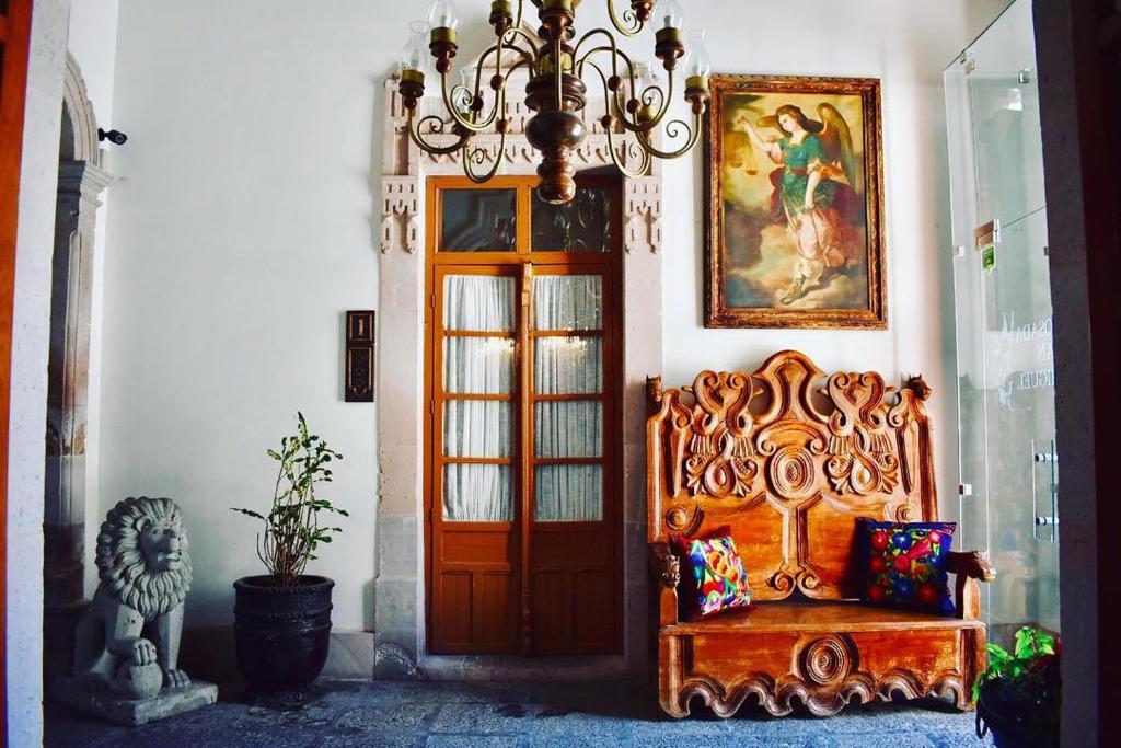a room with a wooden bench and a door at Hotel Posada San Miguel in Jerez de García Salinas