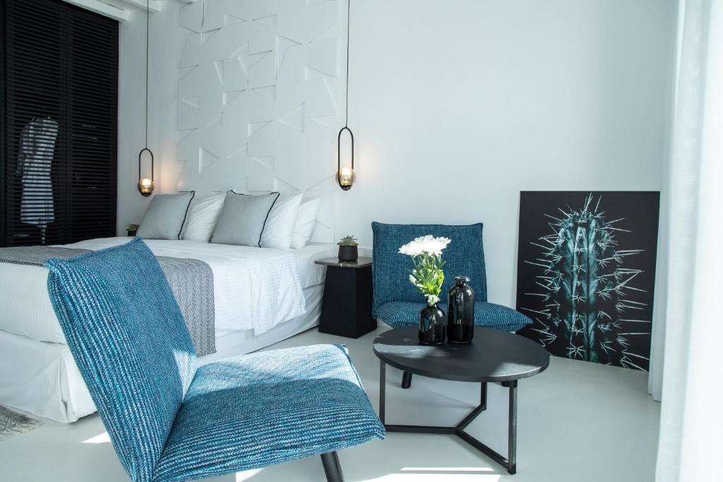 Кровать или кровати в номере Nimbus Mykonos