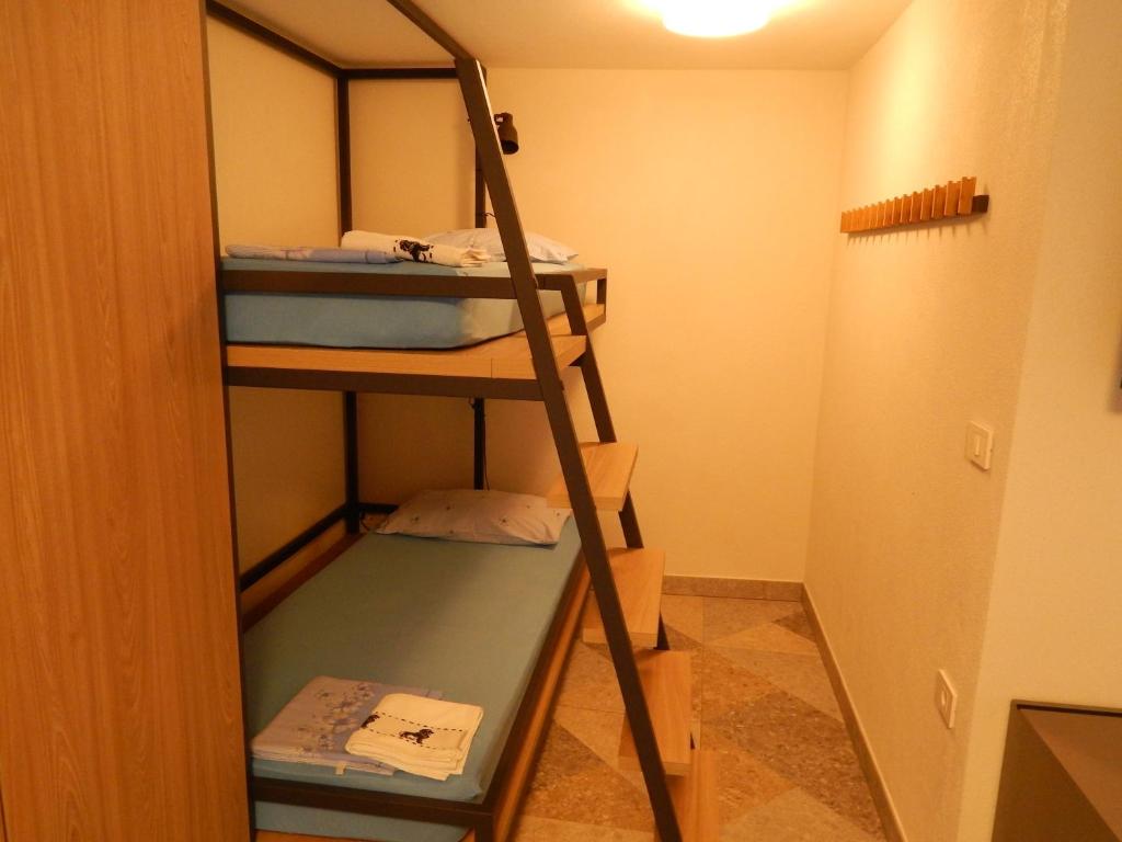 Etagenbett in einem Zimmer mit einer Leiter in der Unterkunft Casa Riccobon 5 in Koper