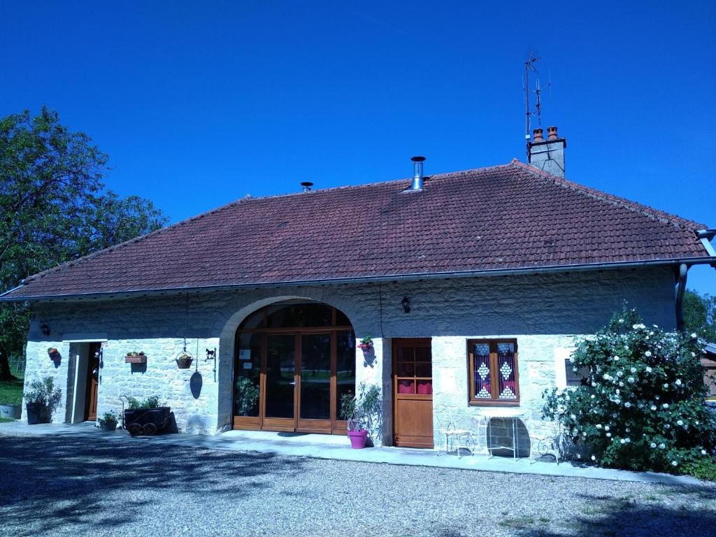 un edificio de piedra con techo marrón en Che'Val d'Amour, en Écleux