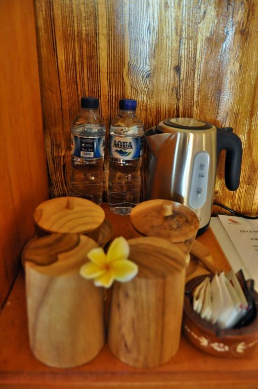 Příslušenství pro přípravu čaje a kávy v ubytování Aryaginata Cliff Cottages