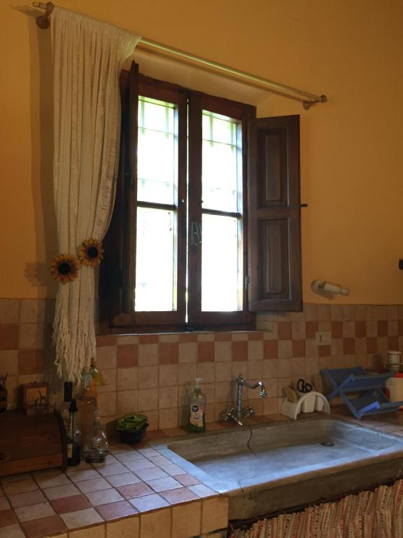 een groot bad in een keuken met een raam bij Agriturismo Bethsaid in Fauglia