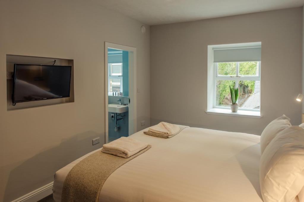 Postel nebo postele na pokoji v ubytování Hotel Isaacs Cork City