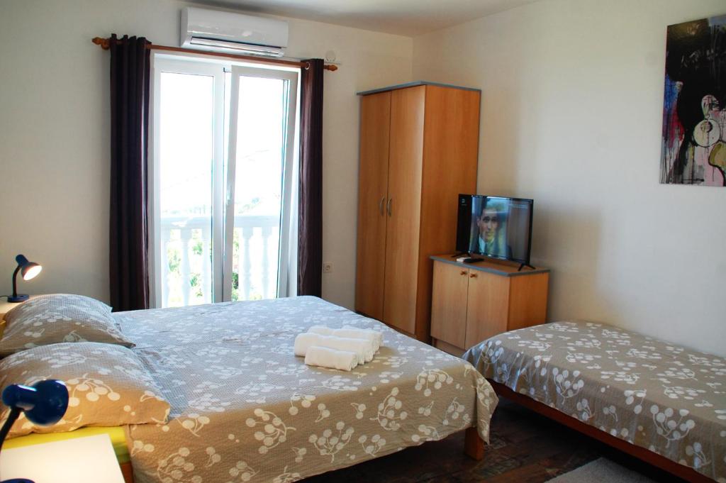 Posteľ alebo postele v izbe v ubytovaní Apartments Kolmanic, sea view, free privat parking