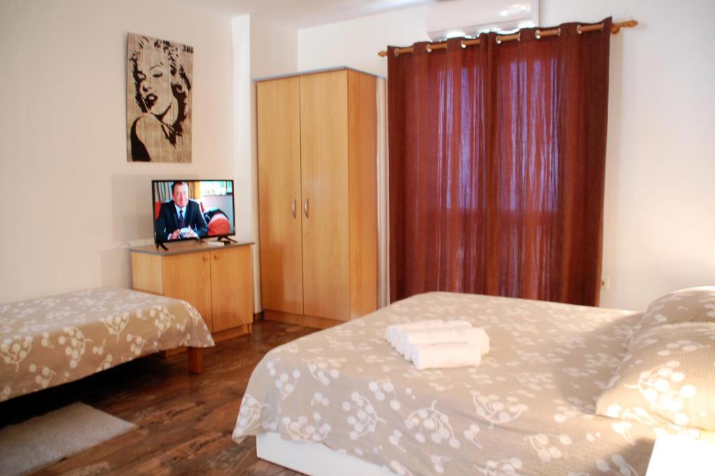 Posteľ alebo postele v izbe v ubytovaní Apartments Kolmanic, sea view, free privat parking