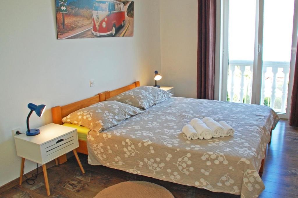 Posteľ alebo postele v izbe v ubytovaní Apartments Kolmanic, sea view, free privat parking