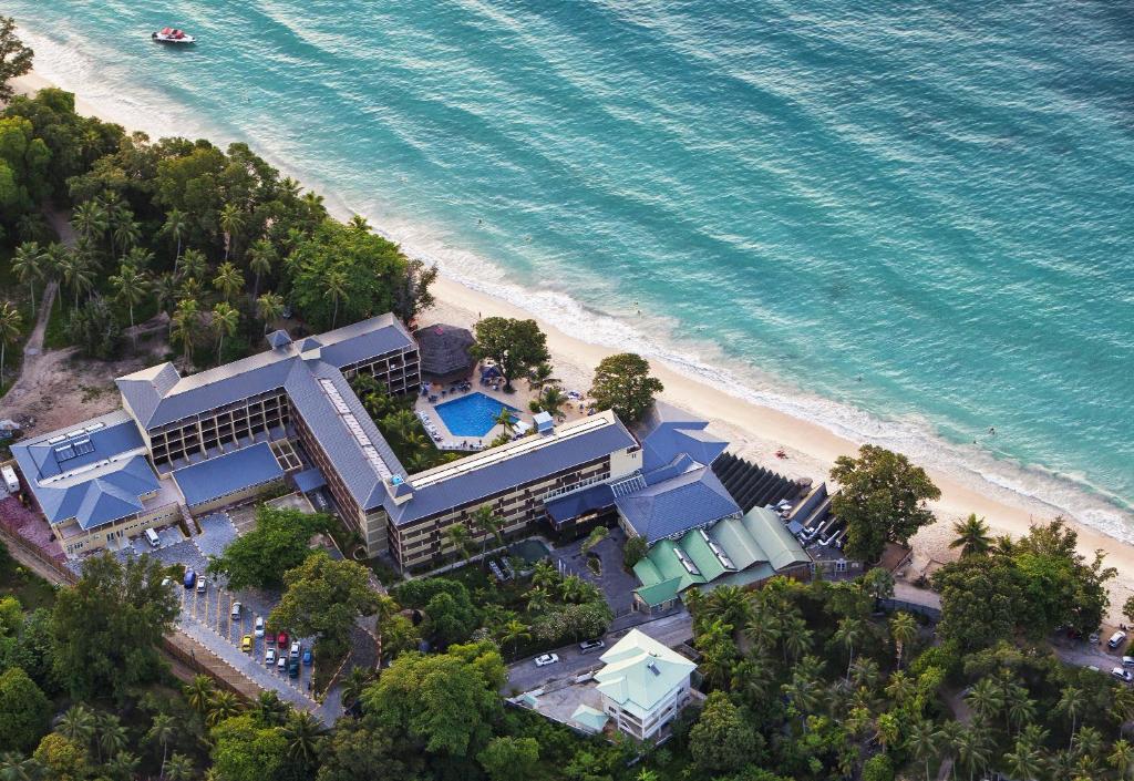 - une vue aérienne sur le complexe et la plage dans l'établissement Coral Strand Smart Choice, à Beau Vallon