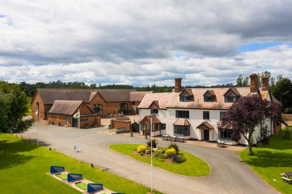 una vista aérea de una casa grande con patio en The Stratford Park Hotel & Golf Club, en Stratford-upon-Avon