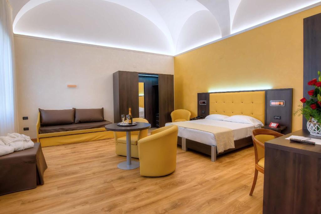 A bed or beds in a room at Hotel Santa Prisca