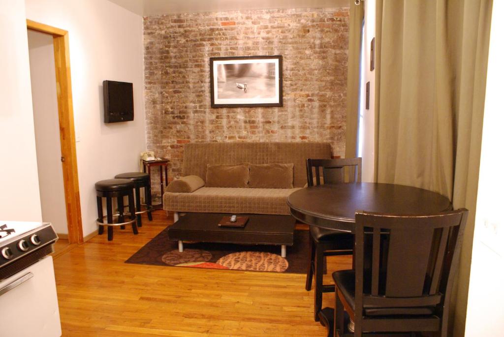 Ein Sitzbereich in der Unterkunft Off SoHo Suites Hotel