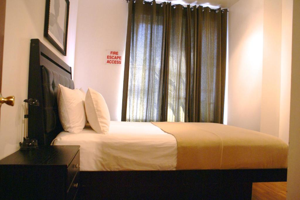 Ein Bett oder Betten in einem Zimmer der Unterkunft Off SoHo Suites Hotel