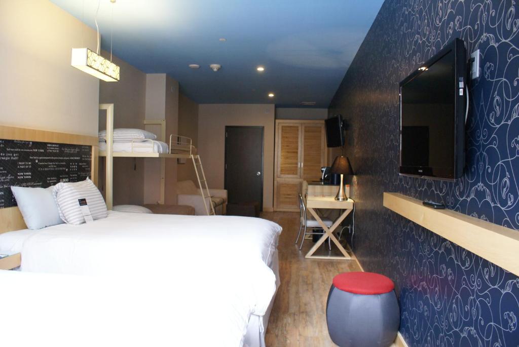 Llit o llits en una habitació de TRYP by Wyndham New York City Times Square - Midtown