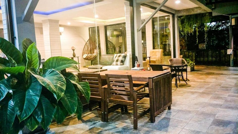 Patio nebo venkovní prostory v ubytování Petchsiri Boutique Hotel เพชรสิริ บูทิค