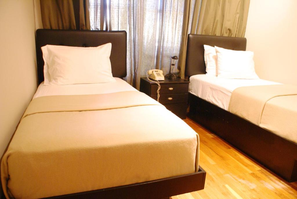 Ein Bett oder Betten in einem Zimmer der Unterkunft Off SoHo Suites Hotel