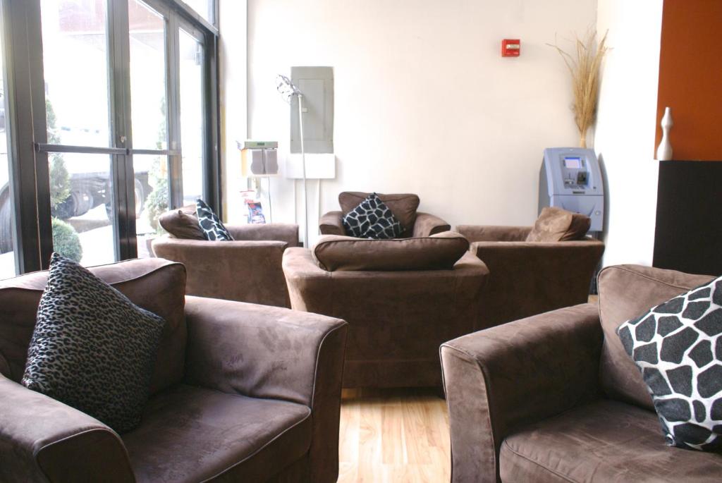 Ein Sitzbereich in der Unterkunft Off SoHo Suites Hotel