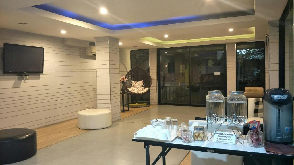 TV a/nebo společenská místnost v ubytování Petchsiri Boutique Hotel เพชรสิริ บูทิค