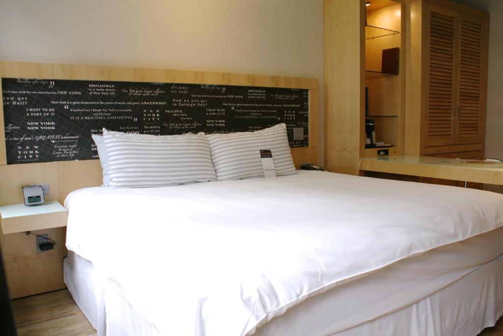 Llit o llits en una habitació de TRYP by Wyndham New York City Times Square - Midtown