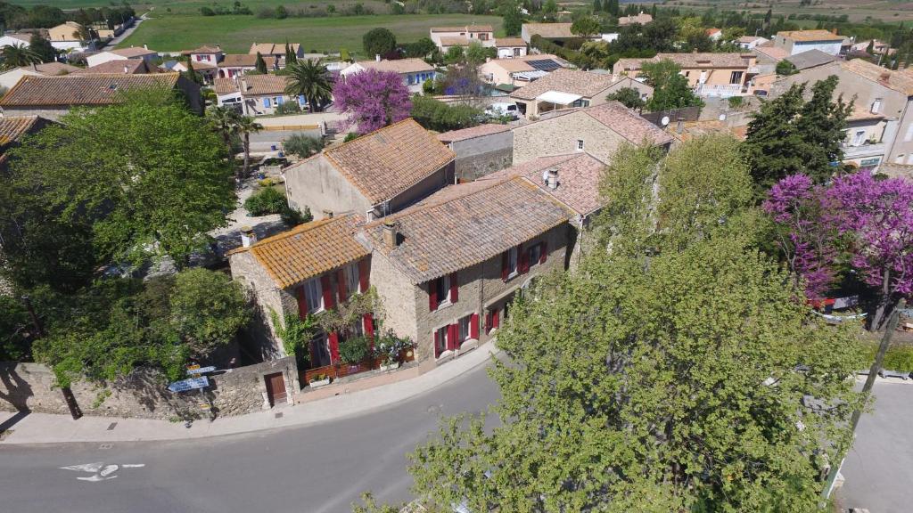una vista aérea de una localidad con árboles y casas en Au jardin d'Amphora en Ginestas