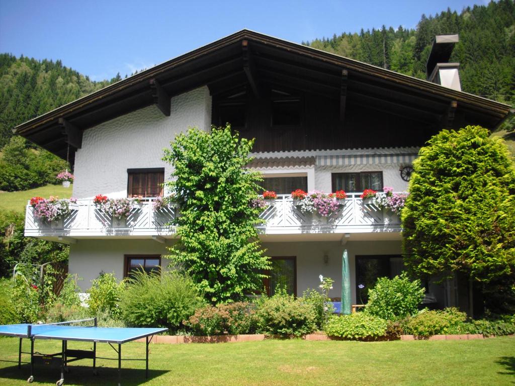 a house with a table in front of it at Traar Walter und Edeltraut in Scherzboden