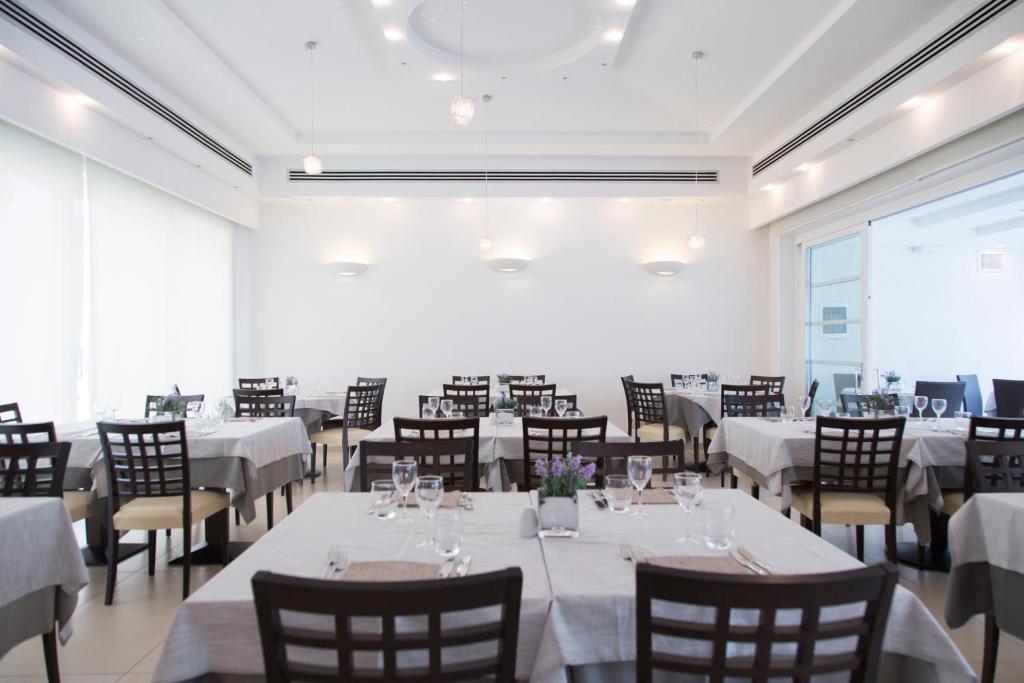 Restaurace v ubytování AHR Baja Hotel & Spa Cannigione
