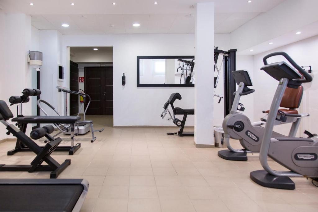 Fitness centrum a/nebo fitness zařízení v ubytování AHR Baja Hotel & Spa Cannigione